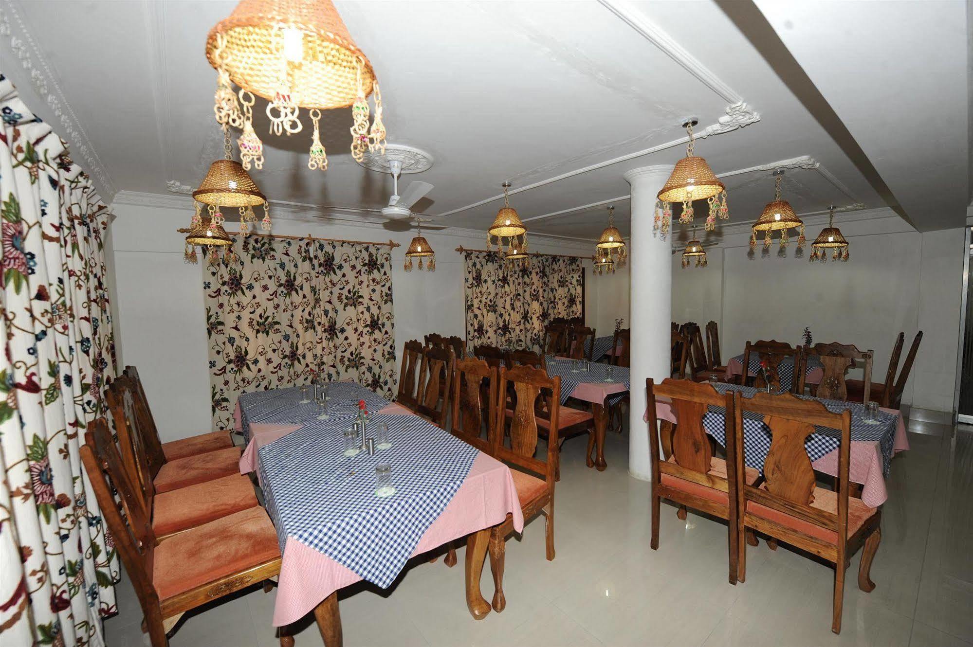 Hotel Ibni Kabeer Srīnagar 外观 照片